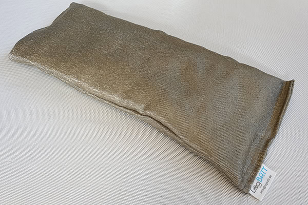 Uma almofada de tecido castanho repousa sobre uma superfície branca.