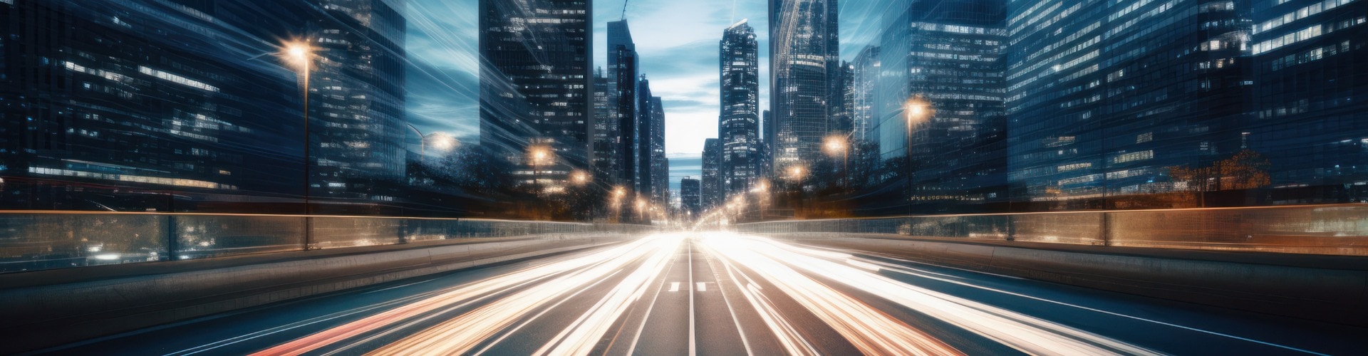 Estrada na cidade com arranha-céus e rastos de luzes dos carros. Fundo com infraestruturas e transportes