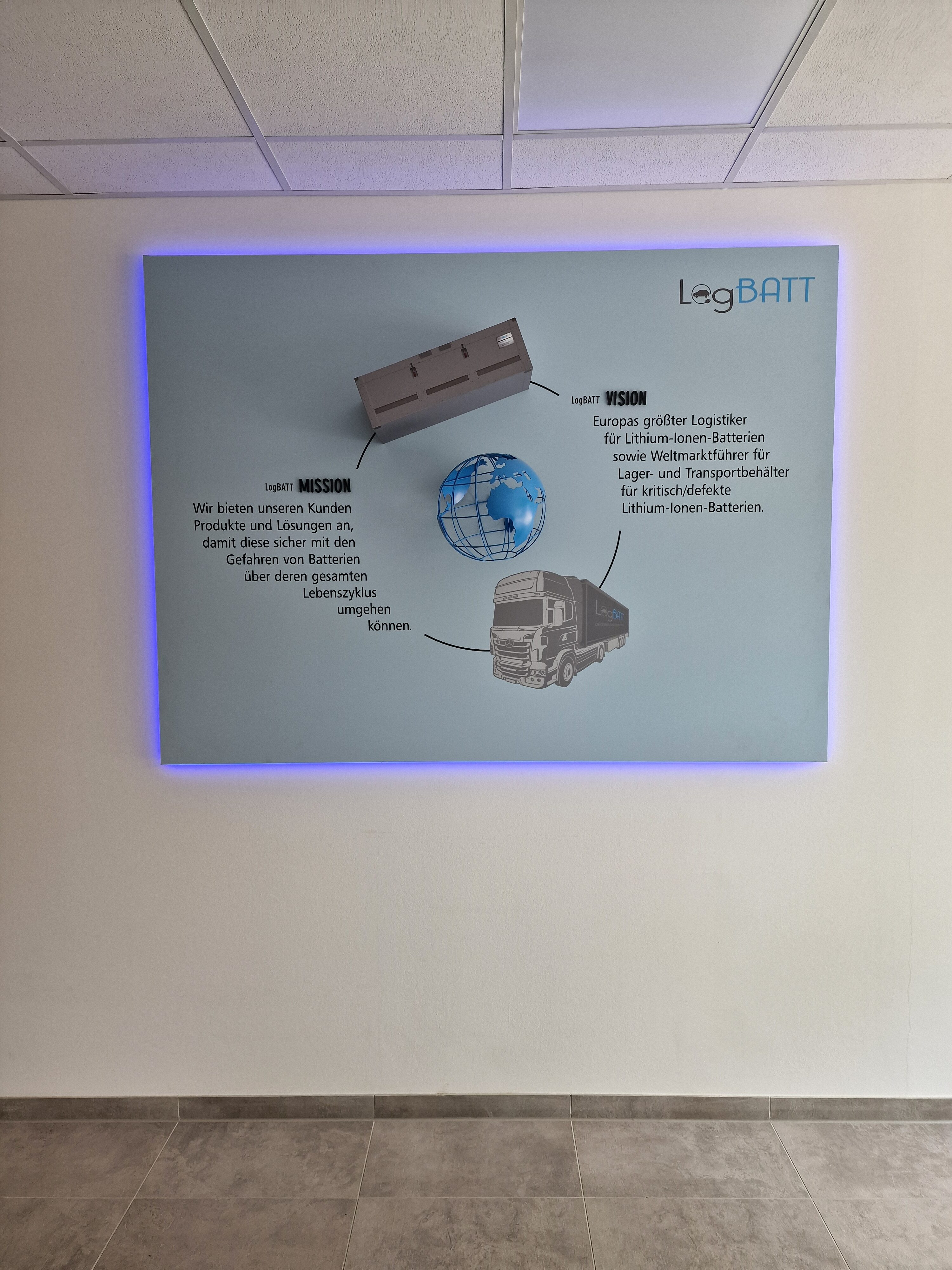 Um painel informativo com fundo azul descreve a logística das baterias de iões de lítio.