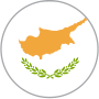Bandeira de Chipre: fundo branco com o contorno da ilha a laranja e ramos de oliveira verdes por baixo.