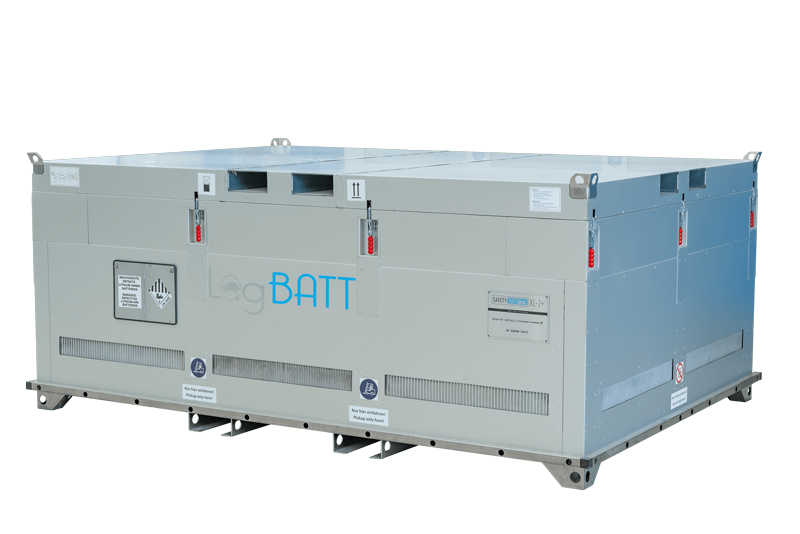 Um grande contentor cinzento-prateado com a inscrição «LogBATT» a azul e várias aberturas de ventilação