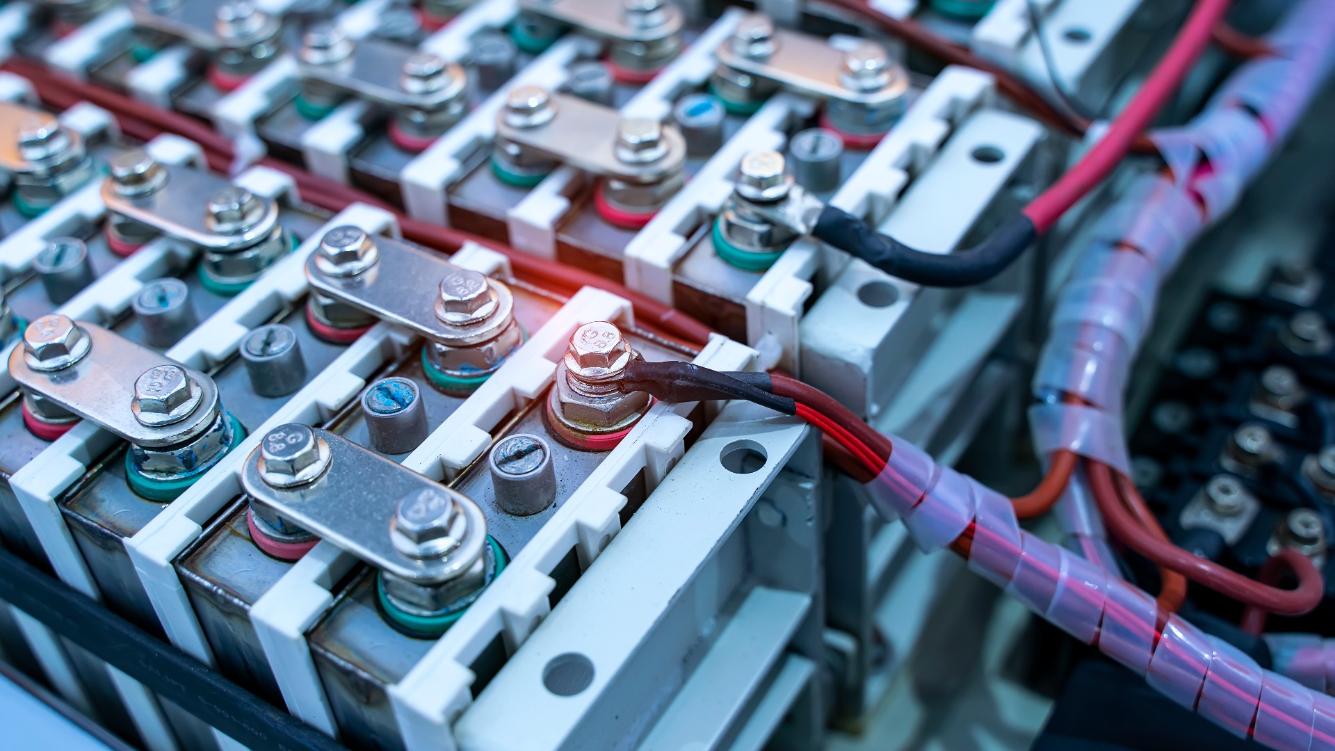 Bateria de lítio e cablagem interna de um automóvel elétrico